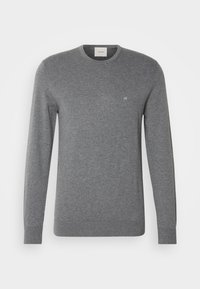 Maglione grigio a maniche lunghe in tessuto morbido, con scollo rotondo, polsini a coste e piccolo logo ricamato sul petto.