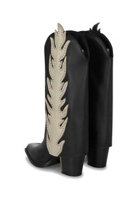 Schwarze Cowboy-Stiefel aus Leder mit hohem Schaft, verziert mit einem cremefarbenen Blattmotiv und Nietenakzenten. Klobige schwarze Absätze sorgen für Stabilität.