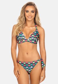 Wielokolorowy bikini z halterem i głębokim dekoltem V, ozdobiony falistymi wzorami w zielonym, różowym i fioletowym kolorze na czarnym tle. Spodenki wiązane po bokach.