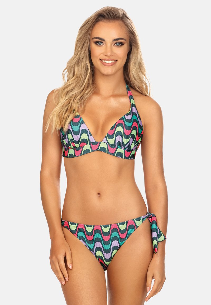 Wielokolorowy bikini z halterem i głębokim dekoltem V, ozdobiony falistymi wzorami w zielonym, różowym i fioletowym kolorze na czarnym tle. Spodenki wiązane po bokach.