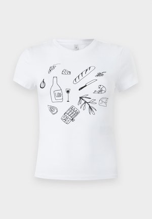 T-shirt blanc avec des dessins au trait noirs représentant des aliments, dont du pain, du fromage, une bouteille de vin et un verre, une crevette, de l'ail, des olives et un couteau.