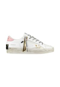 Zapatilla blanca de cuero con una pestaña en el talón de color rosa, detalles dorados brillantes y cordones con rayas negras. Presenta una suela de goma texturizada y estampados decorativos.