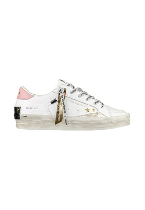 Sneaker in pelle bianca con un tab sul tallone rosa, accenti dorati lucidi e lacci a strisce nere. Caratterizzato da una suola in gomma testurizzata e stampe decorative.