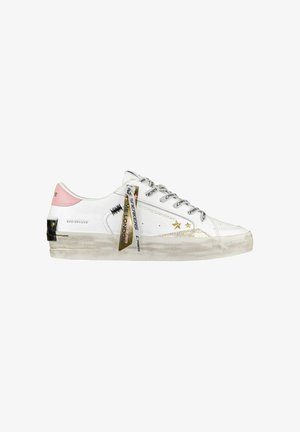 Hvide lædersneakers med en lyserød hæltekst, skinnende guldaccenter og sort-stribede snørebånd. Har en struktureret gummisål og dekorative tryk.