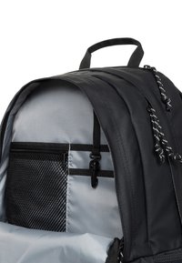 Zaino nero dal design elegante. Interno con fodera grigia, tasca in rete e cinghie nere. Include chiusura con coulisse e manico superiore.