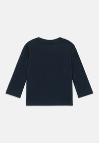 T-shirt de manga longa em algodão azul marinho, com gola redonda, textura suave e design simples, sem adornos.