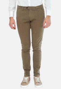 Khaki chinos s úzkým střihem, vyrobené z bavlněné směsi, s předními kapsami, páskovými poutky a jedním knoflíkem na zapínání.