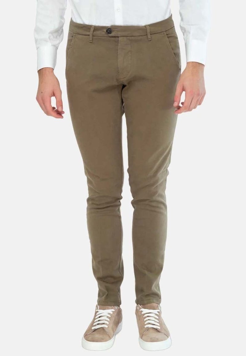 Khaki chinos s úzkým střihem, vyrobené z bavlněné směsi, s předními kapsami, páskovými poutky a jedním knoflíkem na zapínání.