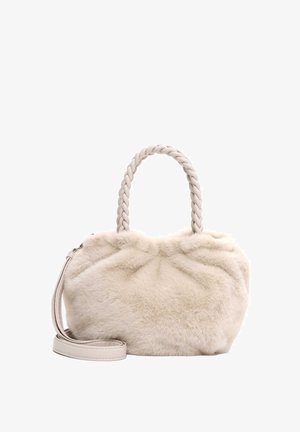 Faux-Fur-Handtasche in hellem Beige, mit geflochtenen Griffen und einem abnehmbaren Schultergurt. Weiche Textur mit gerafften Designelementen.