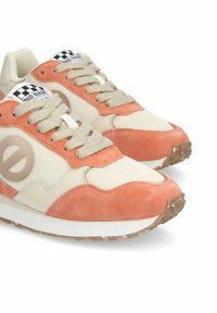 Baskets avec une tige en mesh beige, des accents en suède orange clair, des lacets beiges et un patch logo à carreaux sur la languette. Semelle extérieure en caoutchouc.