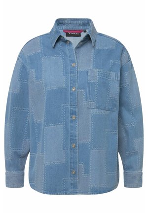 Camicia in denim blu con design a patchwork, dotata di taschino sul petto, chiusura a bottoni e maniche lunghe. Texture morbida con dettagli cuciti.