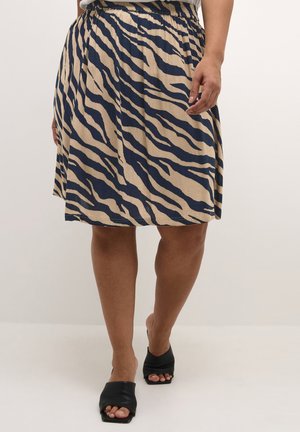 Pleated skirt, joka on valmistettu kevyestä beigeistä kankaasta ja jossa on tummansininen aalto-osa, elastisella vyötäröllä ja polven ylle ulottuvalla pituudella.