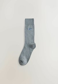 Pilkas medvilninis kojinės su raukšlėtu viršumi, lygiu paviršiumi, stiprintu kulnu ir mažu mėlynu logotipu šalia kulkšnies.