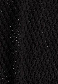 Tissu en filet noir avec un tissage texturé, comportant de petits trous espacés de manière uniforme. Le matériau semble léger et respirant.