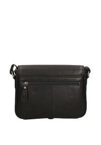 Borsa a spalla in pelle nera con chiusura a pattina, tasca frontale con zipper e texture liscia. Presenta dettagli di cucitura e tracolla regolabile.