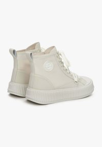 Białe sneakersy sięgające za kostkę, wykonane z syntetycznego materiału, z teksturowaną gumową podeszwą, ozdobione okrągłym logo i kontrastującymi sznurowadłami.