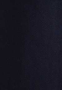 Tissu bleu marine avec un motif texturé et côtelé ; matériau durable adapté à diverses applications.