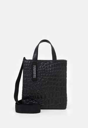 Sac à main noir texturé avec deux petites poignées, une large bandoulière amovible et une étiquette logo verticale à l'avant.