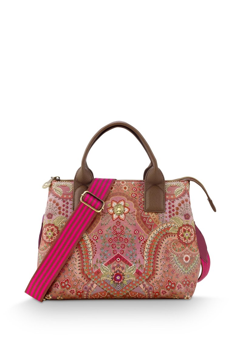 Textielhandtas met intrikate bloemrijke paisleypatronen in roze en beige, bruine leren accenten, en een roze en zwart gestreepte schouderband.