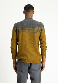 Strickpullover mit grauem Oberteil und senfgelbem Unterkörper, der blaue Streifen über die Schultern sowie gerippte Bündchen und Saum aufweist.