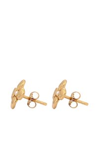 Goldene, blumenförmige Ohrstecker mit strukturiertem Finish und einem zentralen Perlendetail. Die Rückseite hat einen Steckerstil für sicheren Halt.