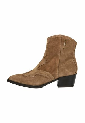 Bottines en daim marron avec un bout pointu, des coutures décoratives et de petites rivets. Talon bottier et détail de quincaillerie griffé à l'arrière.