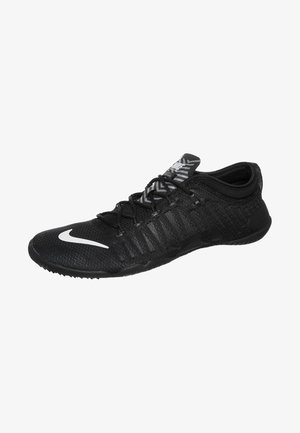 Chaussure de course minimaliste Nike noire avec logo swoosh blanc, empeigne en maille texturée et fermeture à lacets.