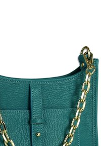 Turquoise leren handtas met een getextureerd oppervlak, voorzien van een gouden kettingriem en een opgevouwen bovenkant met een centrale sluitingsdetail.