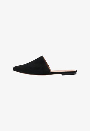 Czarne zamszowe klapki z ostrym noskiem, płaskim obcasem i otwartym tyłem. Gładka tekstura i minimalistyczny design posiadają subtelną nić wykończeniową.