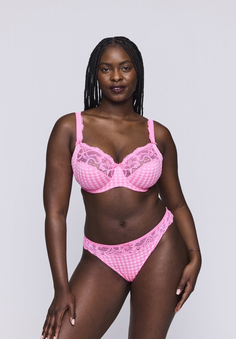 Różowy, w kratkę komplet bielizny z koronkowymi detalami. Biustonosz ma regulowane ramiączka i falbaniasty brzeg, natomiast majtki posiadają koronkowy pas.