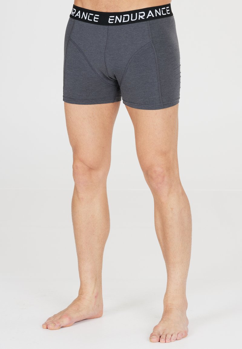 Grijze boxershorts van zachte stof, met een zwarte elastische tailleband met het logo "ENDURANCE". Ontworpen voor comfort en pasvorm.