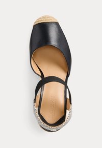 Svart lädersko med en vävd jute cap toe, elastiska remmar och gummisula. Har en slät yta och en ljusbeige inredning.