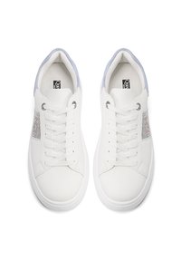 Sneakers bianchi in pelle con una texture liscia, punta rotonda, lacci bianchi piatti e accenti blu chiaro sul tallone e sul pannello laterale.