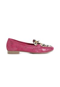 Scarpa piatta in suede rosa con superficie testurizzata, accentuata da una stampa leopardata sulla punta e un piccolo fiocco decorativo con dettaglio in metallo dorato.