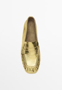 Goldleder-Loafer mit weicher Textur, runder Zehenform und gerafften Details entlang der Sohle; mit erhöhten Nähten im Obermaterial.