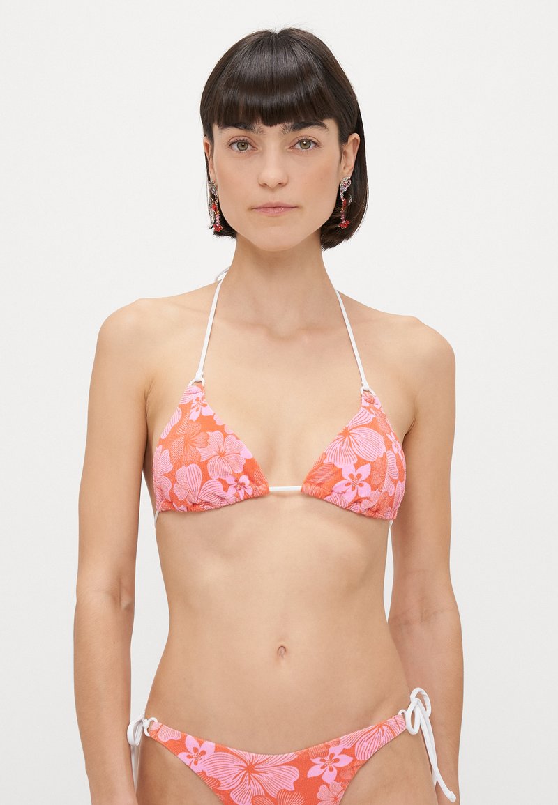 Top și fund de bikini triunghiular în nuanțe vibrante de corai și un model floral roz, cu șireturi albe la gât și pe laturi. Textură moale a materialului.