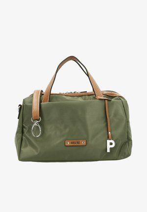 Bolso rectangular verde con asas y ribete de cuero marrón, cremallera plateada y charm en forma de "P" también plateado, sobre fondo blanco.