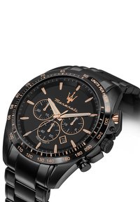 Zwarte chronograaf horloge met een zwarte metalen armband, roségouden accenten op de wijzerplaat en lunette, en drie sub-dials voor tijdfunctie.