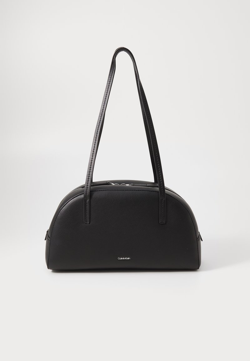 Bolsa de couro preta com duas alças superiores, forma arredondada, acabamento texturizado sutil e fecho com zíper na parte superior. Apresenta detalhes com a marca.