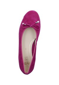 Ballerine in suede fucsia con punta arrotondata, caratterizzate da un dettaglio a fiocco e piccola perla, interno che mostra il nome del brand e la taglia.