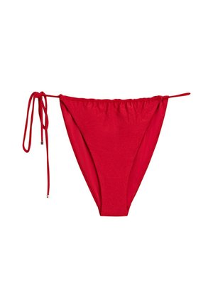 Czerwony dół od bikini z bocznymi sznurkami na białym tle, pokazujący widok z przodu i prosty design.