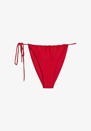 Czerwony dół od bikini z bocznymi sznurkami na białym tle, pokazujący widok z przodu i prosty design.