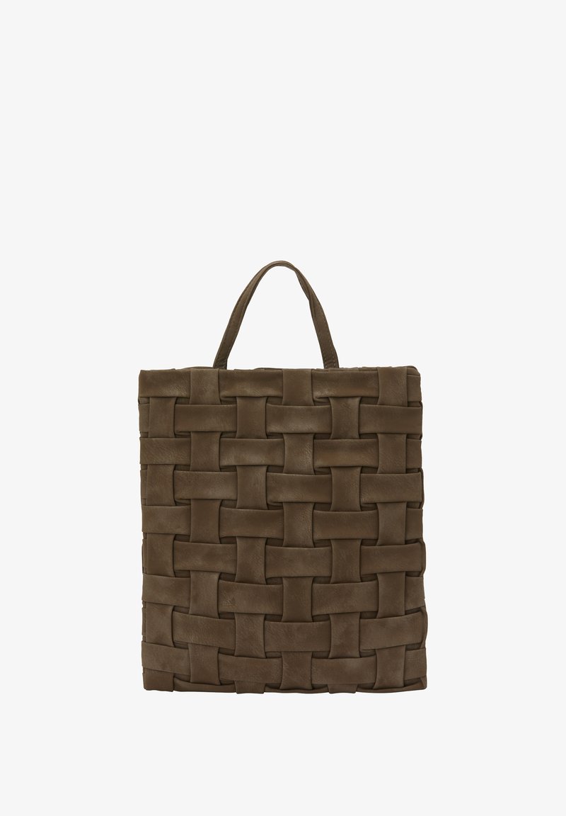 Woven leather tote bag w ciemnym brązie, o kwadratowym kształcie, krótkim uchwycie oraz teksturowanym wzorze z plecionym designem.