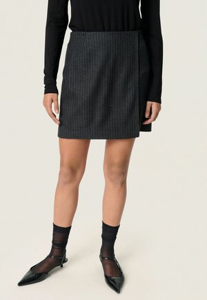 Soaked in Luxury MALODI - sukňa v tvare A - grey melange pinstripe