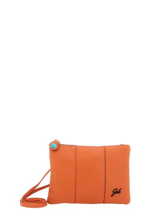 Piccola borsa arancione in pelle a tracolla con una cinghia sottile, chiusura con cerniera, dettaglio con bottone turchese e logo del marchio sul davanti.