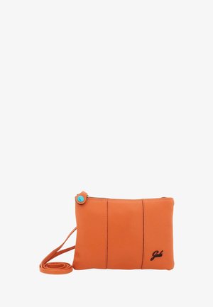 Piccola borsa arancione in pelle a tracolla con una cinghia sottile, chiusura con cerniera, dettaglio con bottone turchese e logo del marchio sul davanti.