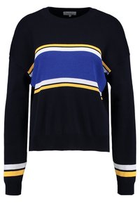 Granatowy sweter z dzianiny z niebieskimi, białymi i żółtymi poziomymi paskami na klatce piersiowej oraz paskami na rękawach. Okrągły dekolt.