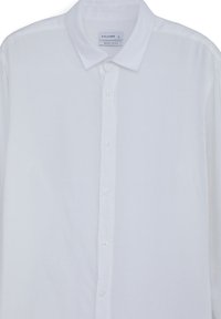 Camicia bianca a maniche lunghe con colletto classico, taglia grande, vestibilità regolare e etichetta del marchio visibile "Calliope."