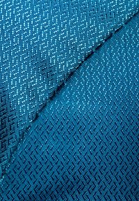 Blå texturerad tyg med ett geometriskt mönster, en slät yta och varierande nyanser av blått i ett diagonalt arrangemang.