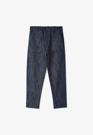 Pantaloni leggeri blu scuro con vita elastica, due tasche frontali e un tessuto strutturato per un maggiore interesse visivo.